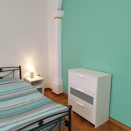Комната Pilika 4Room With Shared Bath Афины Экстерьер фото